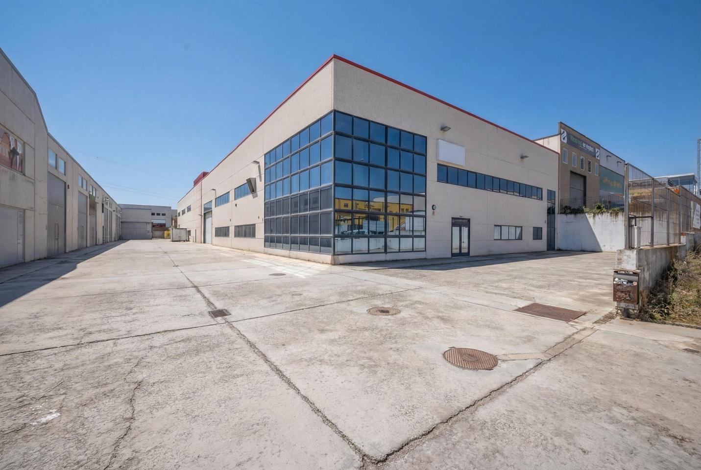 Nave industrial CON MAS DE 3.200 M2 totalmente acondicionada EN VENTA O ALQUILER.