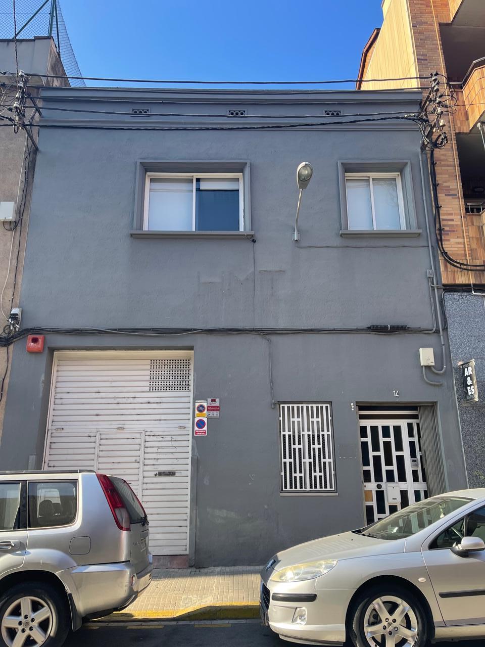 local en montcada-i-reixac · carrer-rossello-08110 2000€