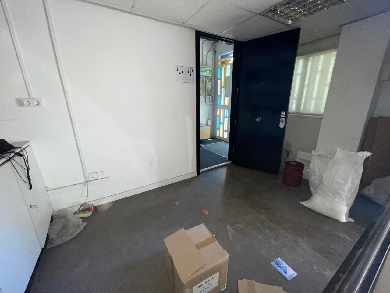 local en montcada-i-reixac · carrer-rossello-08110 2000€