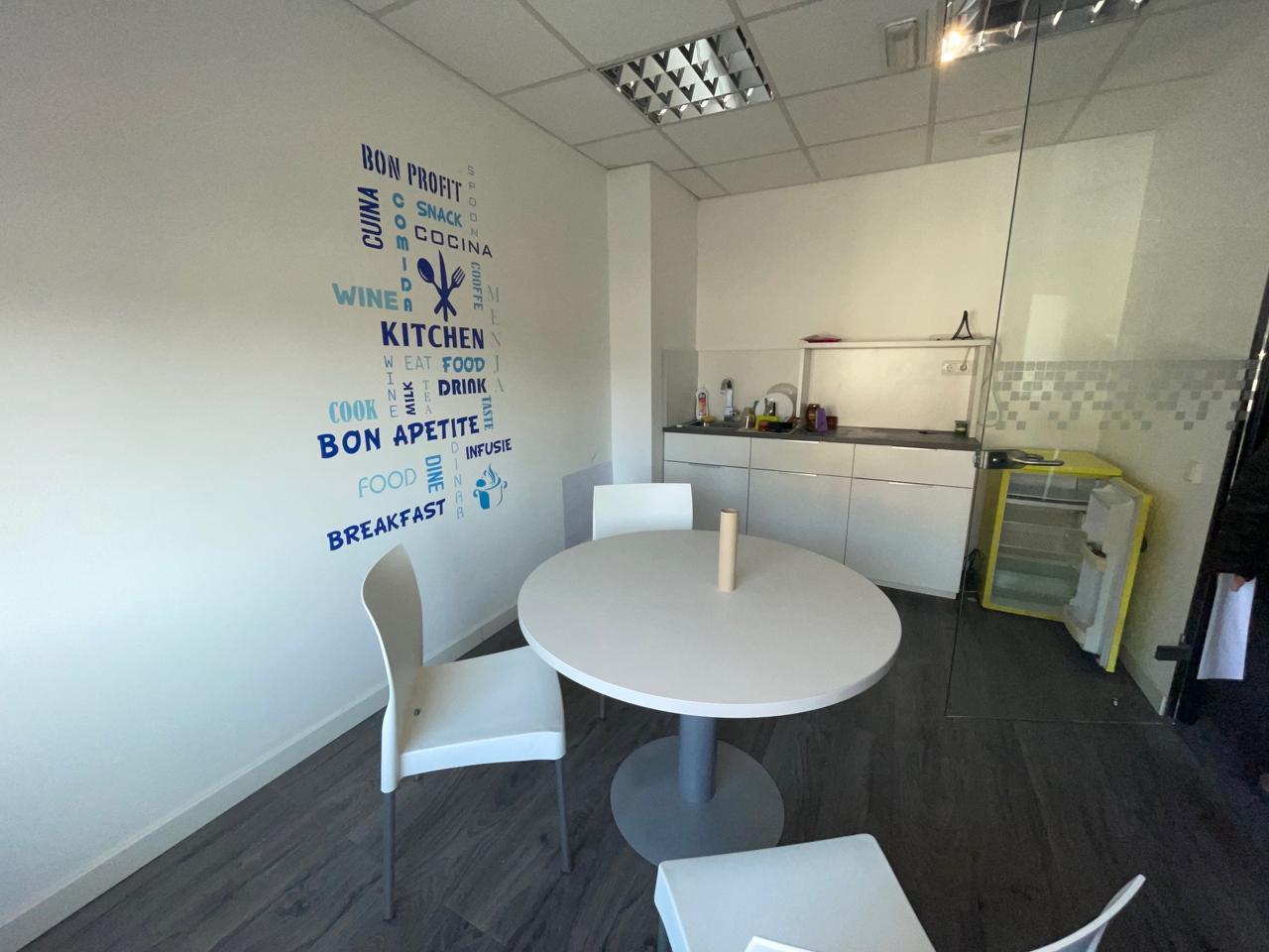 local en montcada-i-reixac · carrer-rossello-08110 2000€