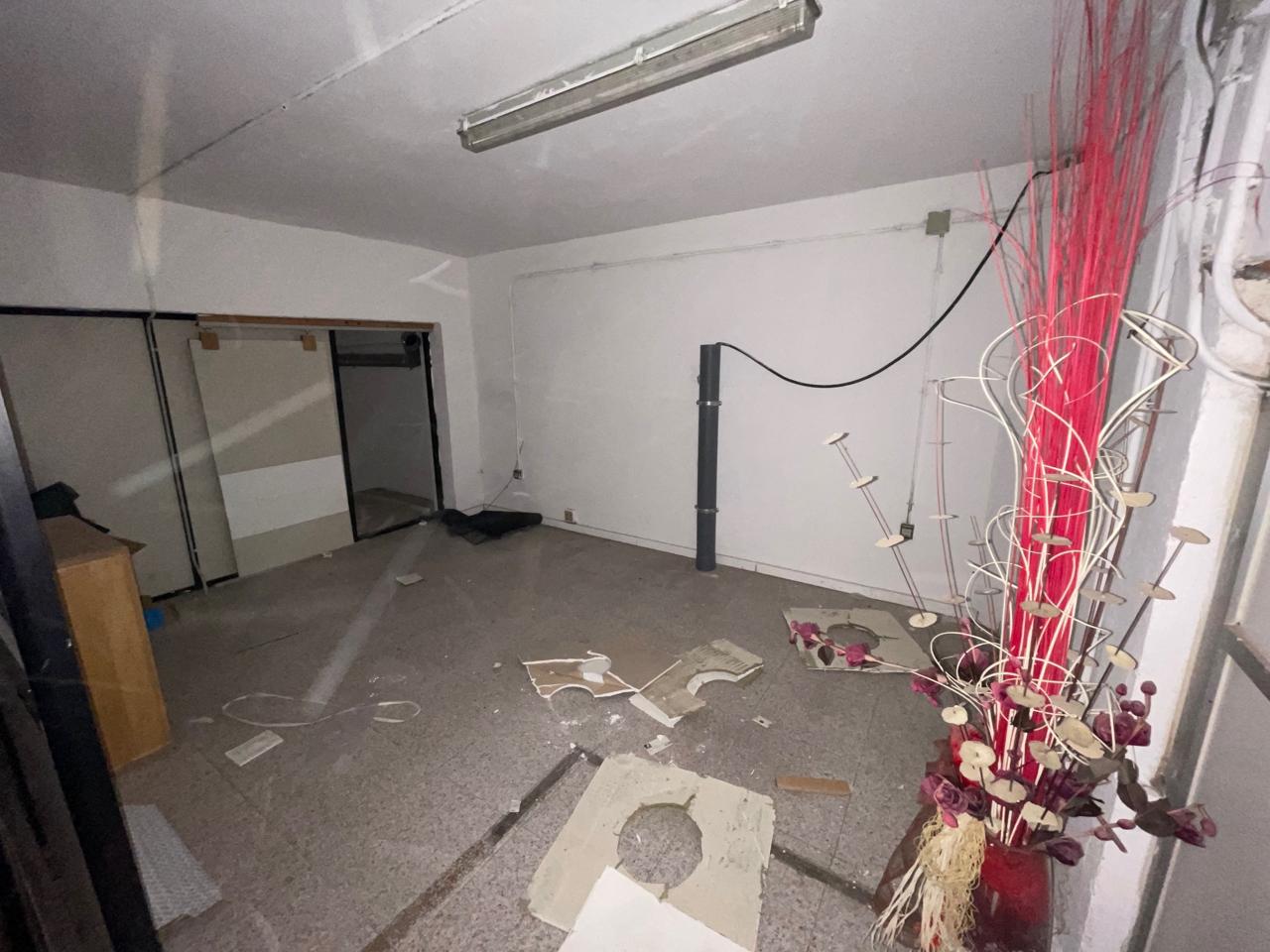 local en montcada-i-reixac · carrer-rossello-08110 2000€