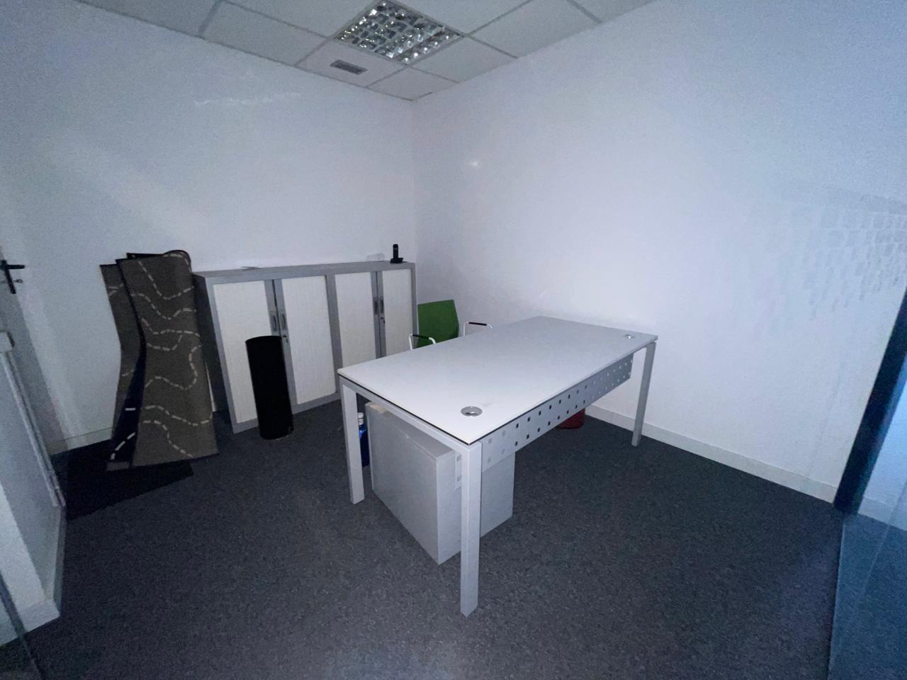 local en montcada-i-reixac · carrer-rossello-08110 2000€