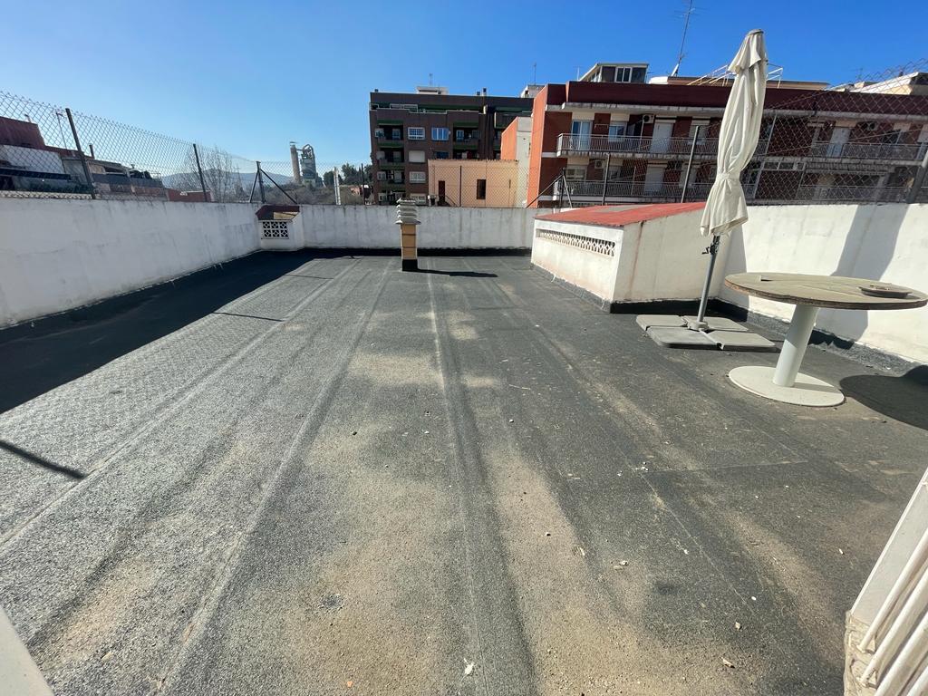 local en montcada-i-reixac · carrer-rossello-08110 2000€