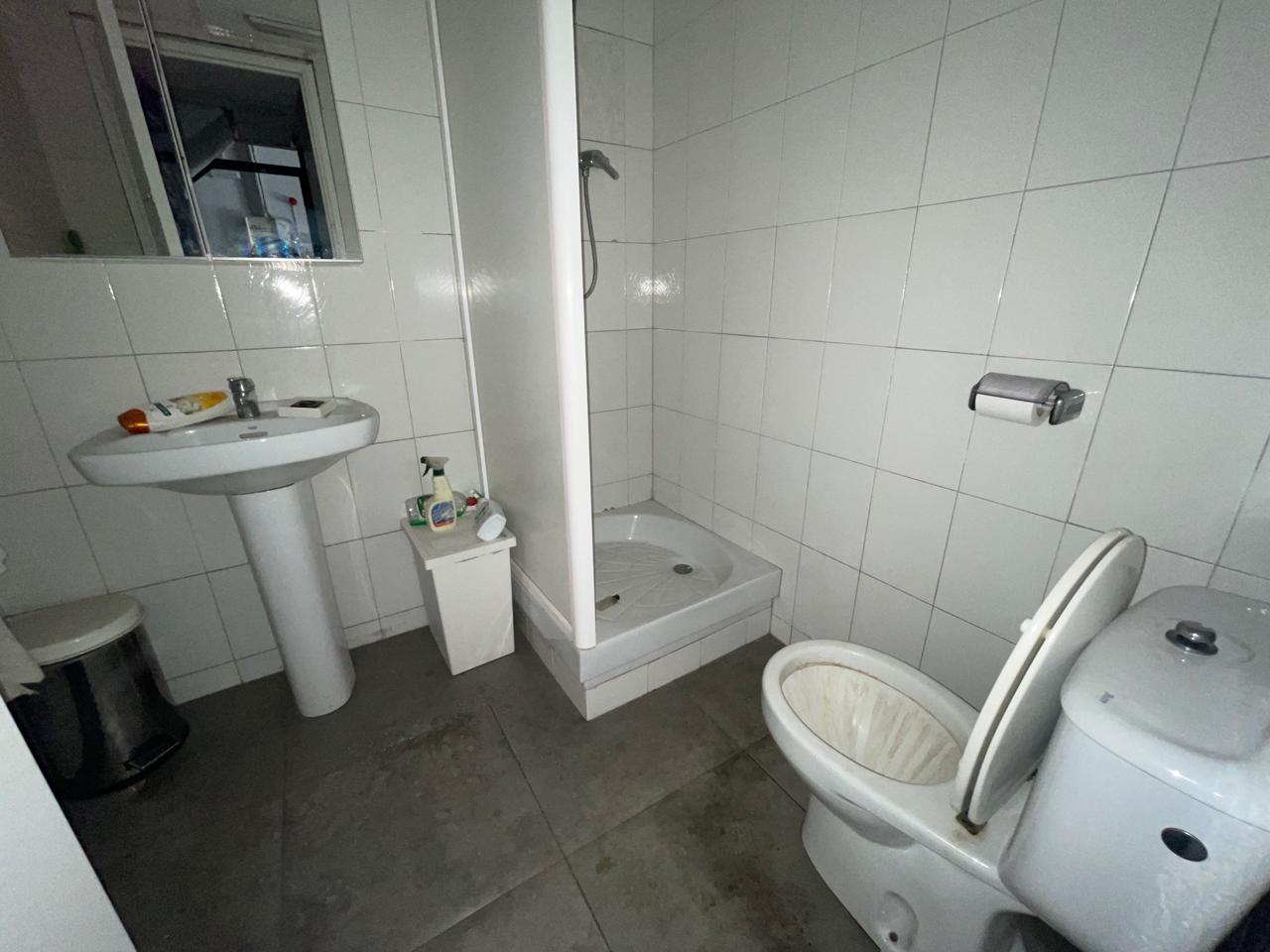 local en montcada-i-reixac · carrer-rossello-08110 2000€