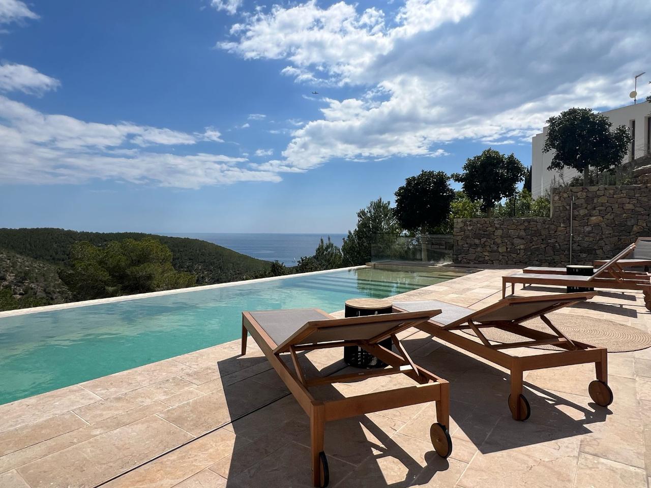 Villa de obra nueva con preciosas vistas al mar en Ibiza