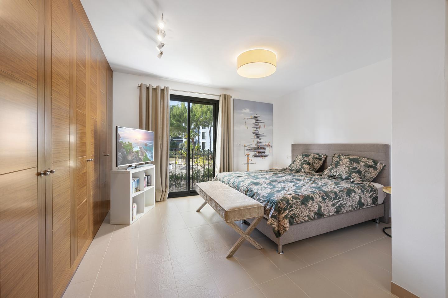 Lujo Mediterráneo: amplio espacio y vistas serenas en Camp de Mar — Camp de Mar — Foto 17