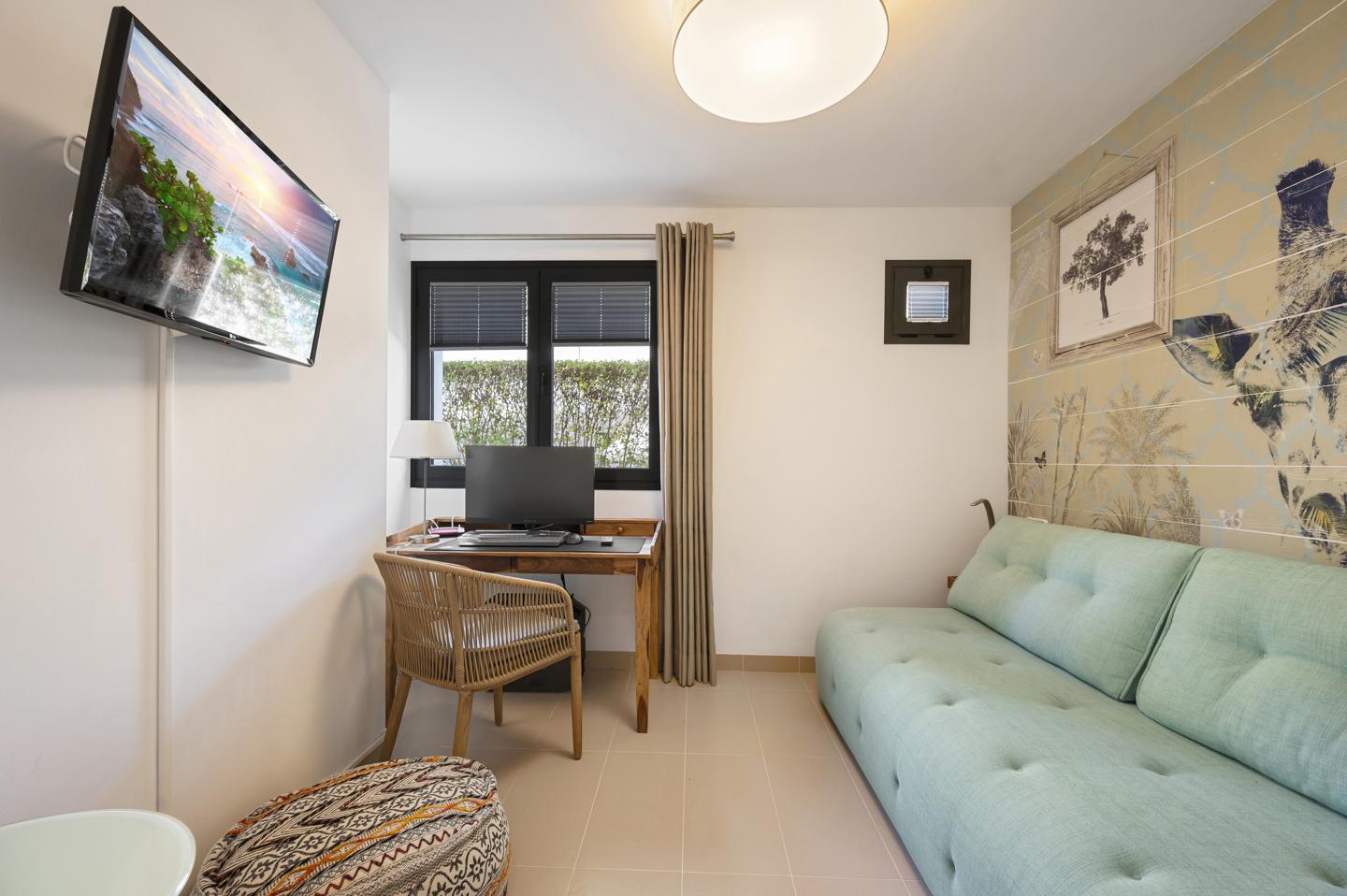 Lujo Mediterráneo: amplio espacio y vistas serenas en Camp de Mar — Camp de Mar — Foto 22