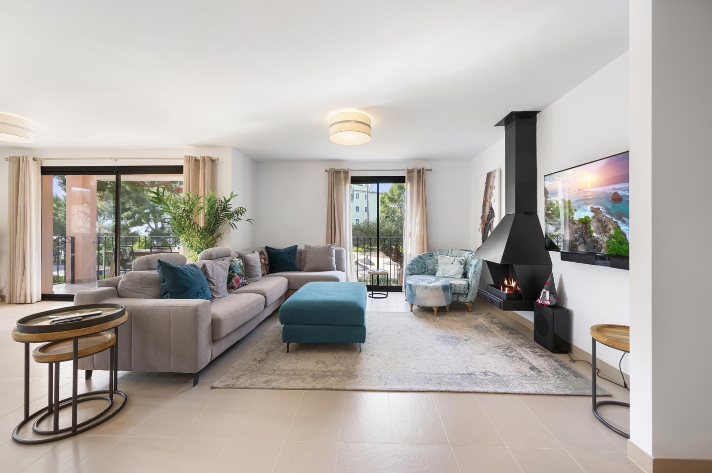 Lujo Mediterráneo: amplio espacio y vistas serenas en Camp de Mar — Camp de Mar — Foto 9