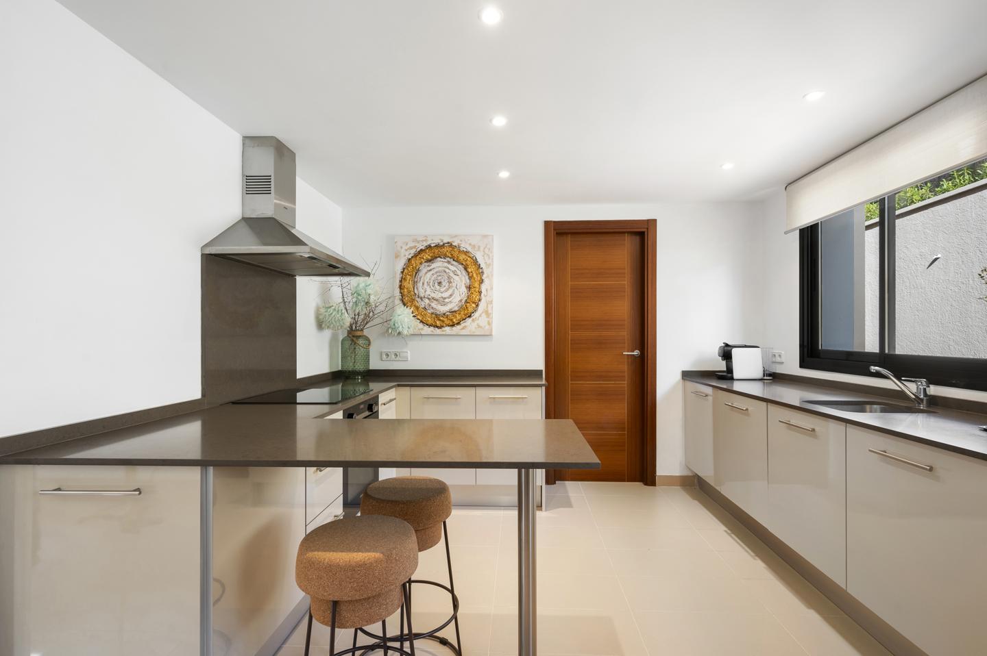 Lujo Mediterráneo: amplio espacio y vistas serenas en Camp de Mar — Camp de Mar — Foto 12