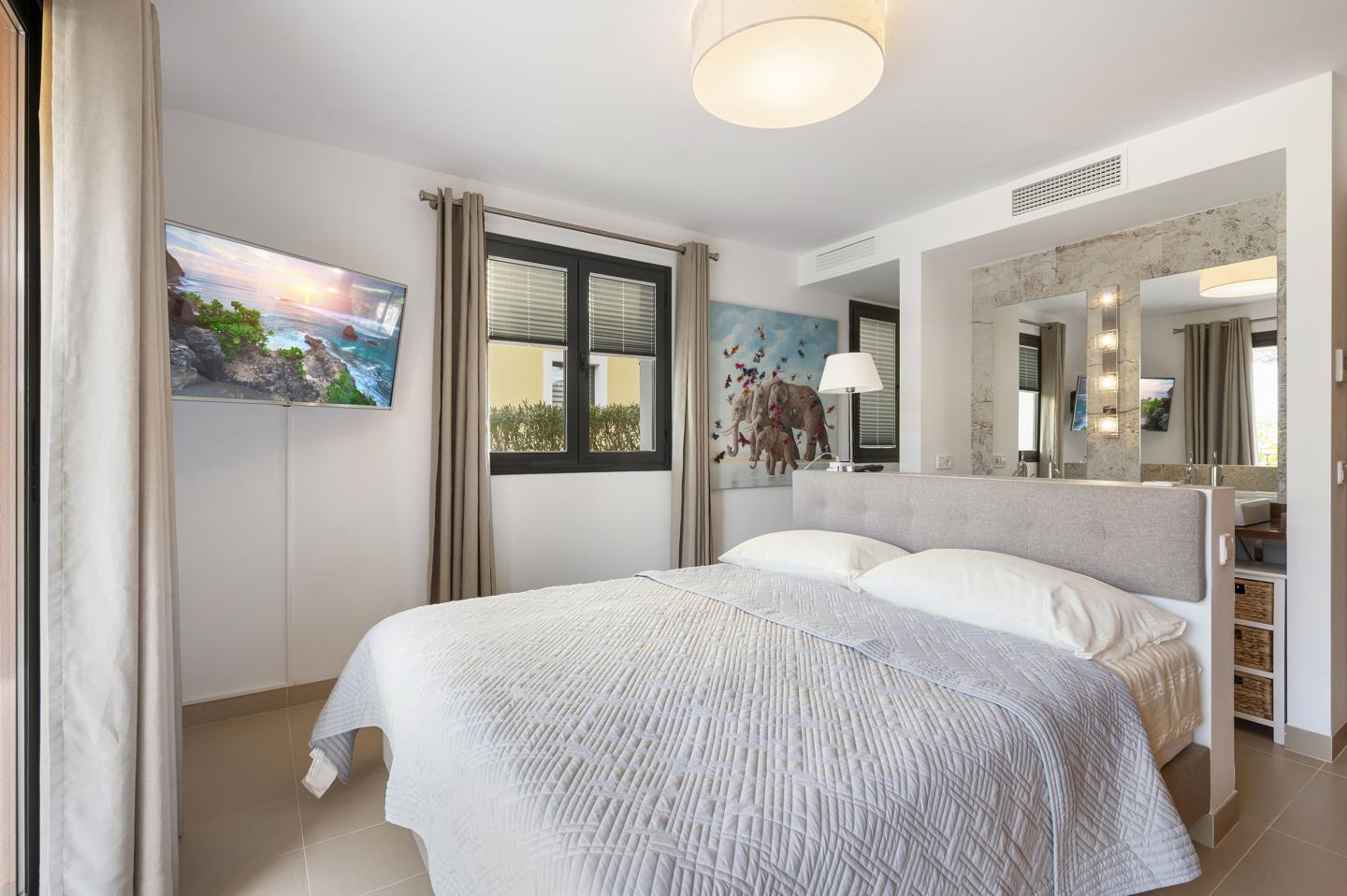 Lujo Mediterráneo: amplio espacio y vistas serenas en Camp de Mar — Camp de Mar — Foto 15