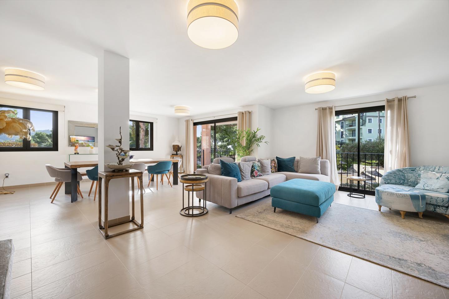 Lujo Mediterráneo: amplio espacio y vistas serenas en Camp de Mar — Camp de Mar — Foto 3