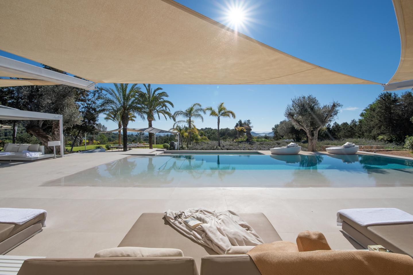 Exclusiva villa con vistas al mar situada en Ibiza