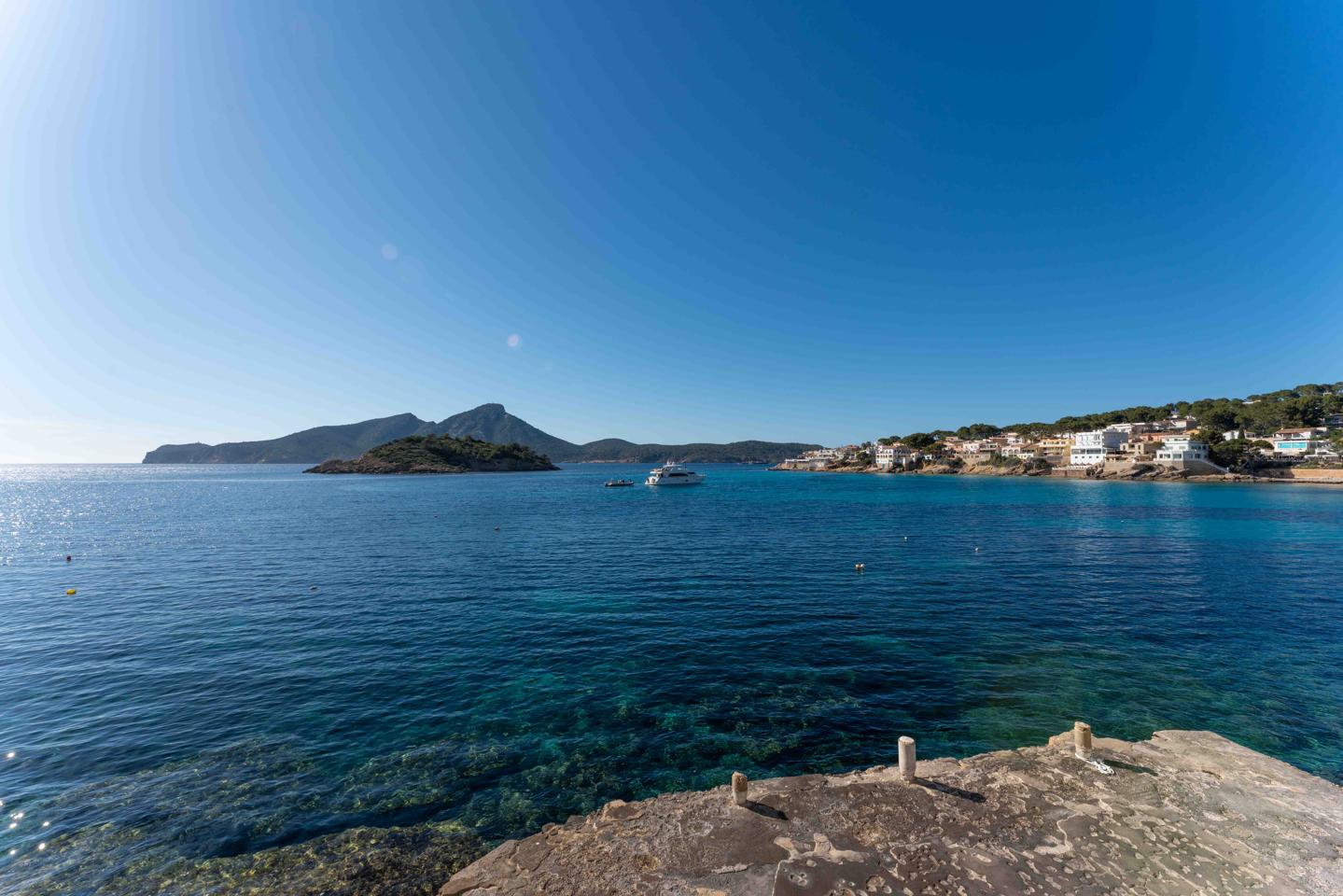 Un refugio junto al mar en primera línea en Sant Elm — Sant Elm
