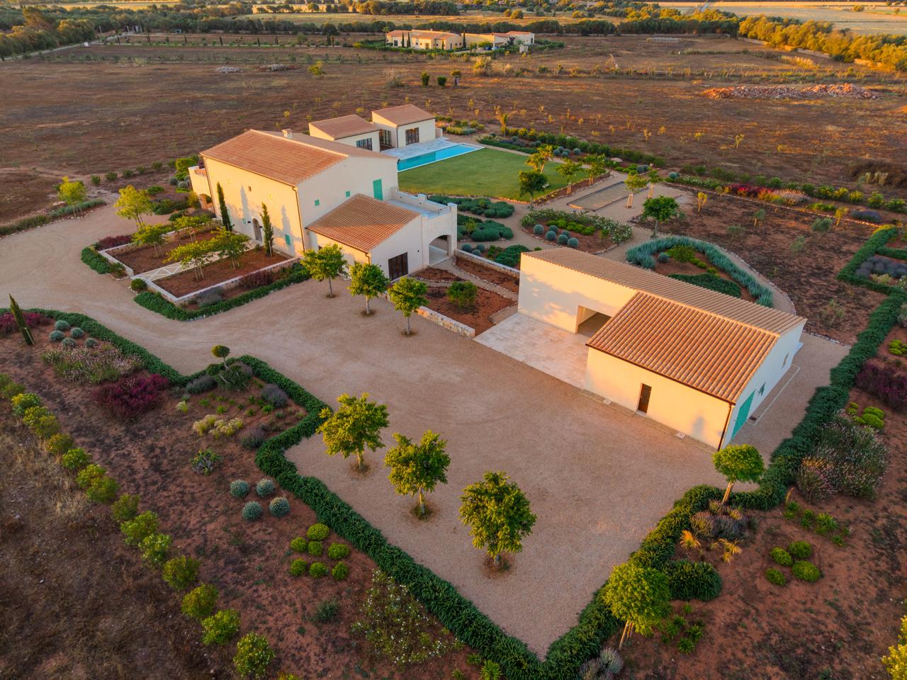 Es Garrover, villa mediterránea de lujo en la finca Sòl Roig en Campos, Mallorca — Campos