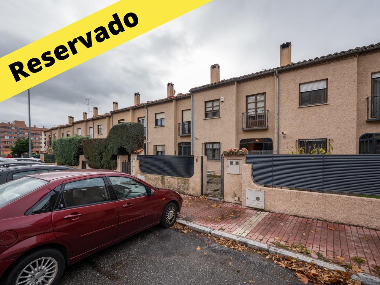 CHALET ADOSADO en BARRIO DE LA UNIVERSIDAD con GRAN PATIO