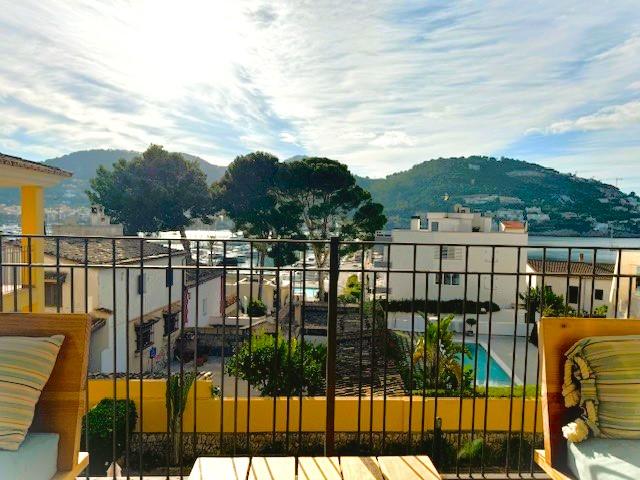 Ático con vistas panorámicas al puerto y piscina en Port d'Andratx — Port d’Andratx
