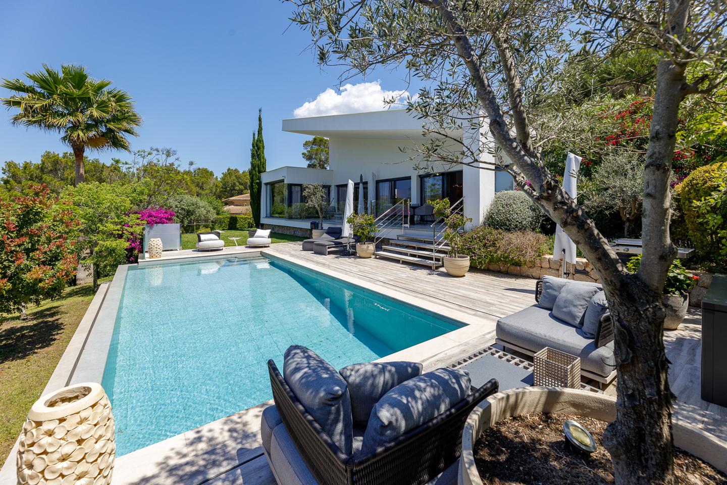 Elegante casa de una sola planta con piscina y eficiencia energética en Calviá — Calvià