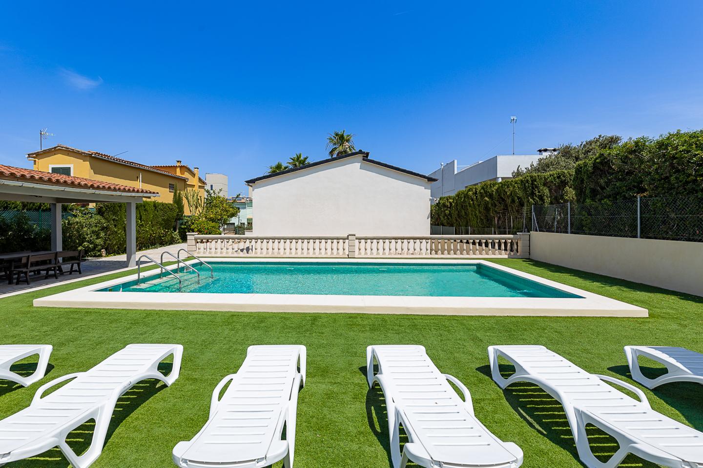 Exclusiva villa con Licencia Vacacional en la Zona de El Arenal, Palma — Palma