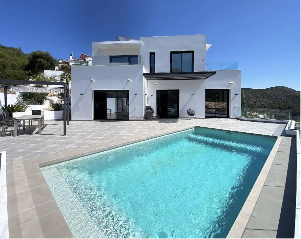 Villa in L'Atzúbia, Alicante of 233 m2