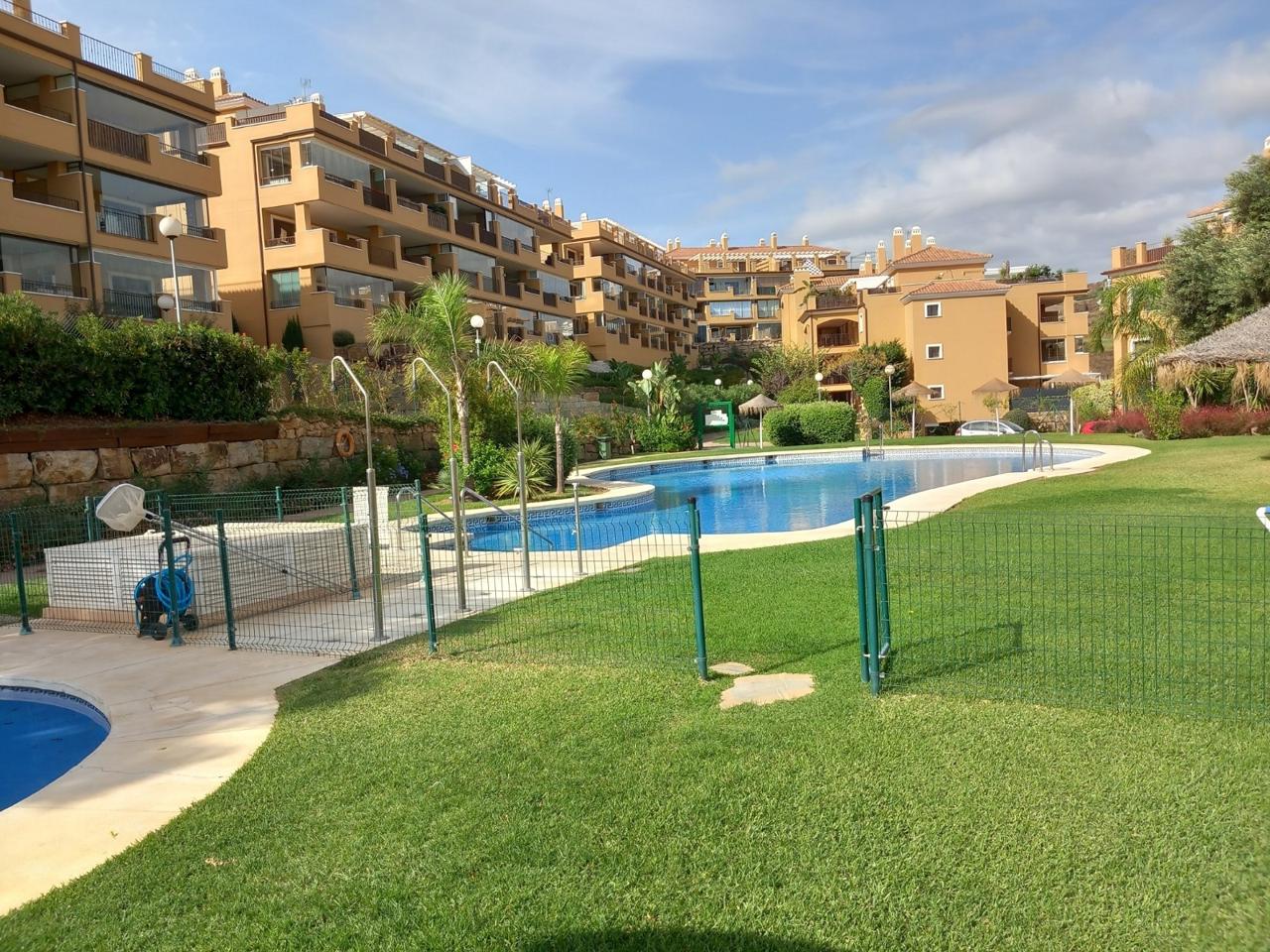 foto de PISO EN URBANIZACIÓN CALANOVA GOLF, MIJAS COSTA.