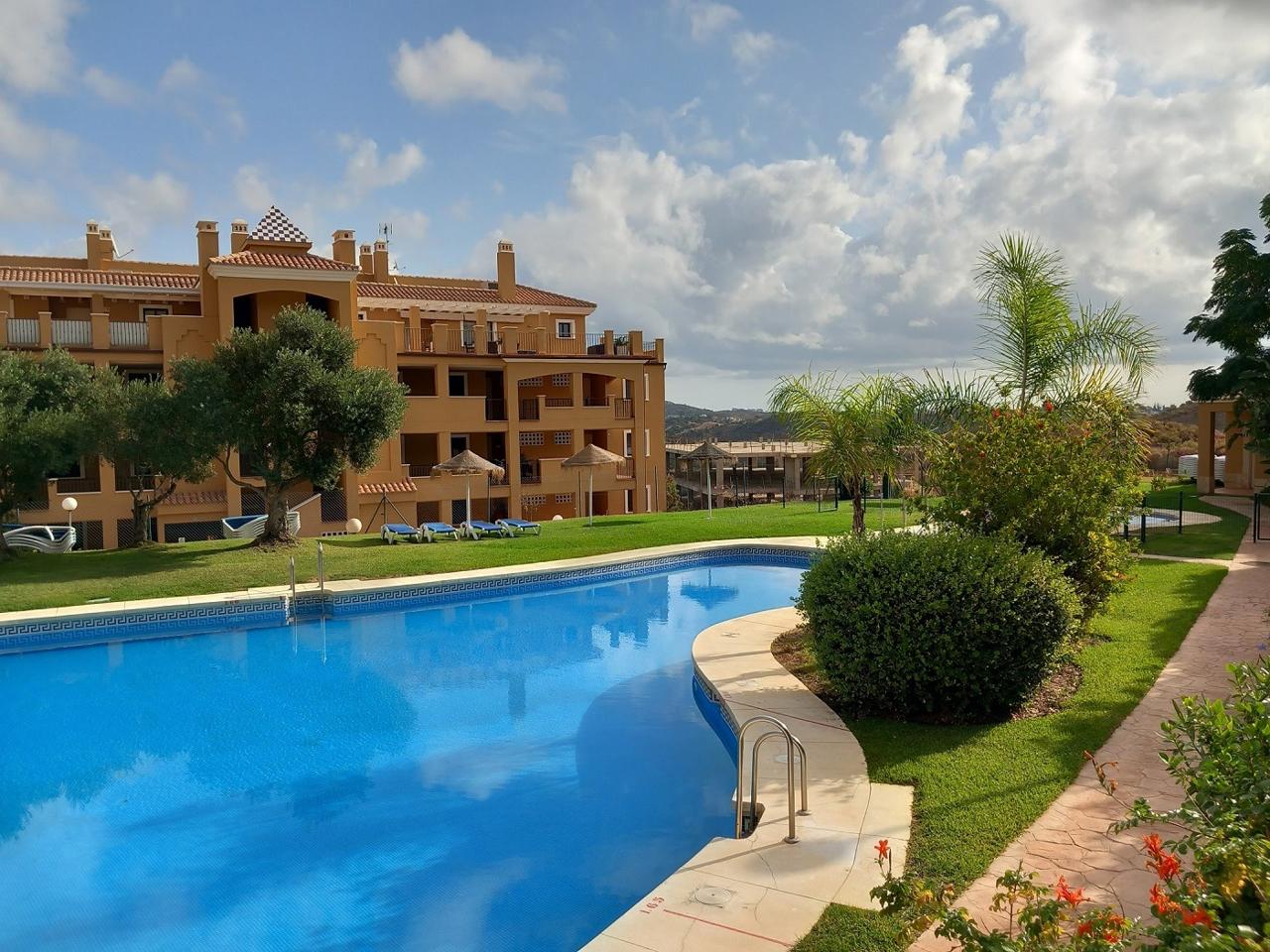 foto de PISO EN URBANIZACIÓN CALANOVA GOLF, MIJAS COSTA.