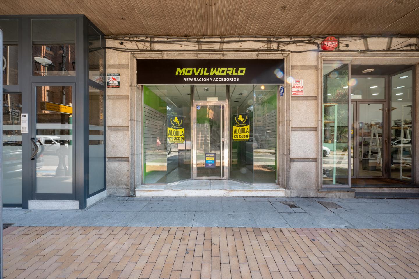 Local Comercial con Doble Fachada y Gran Visibilidad en Avenida de Portugal