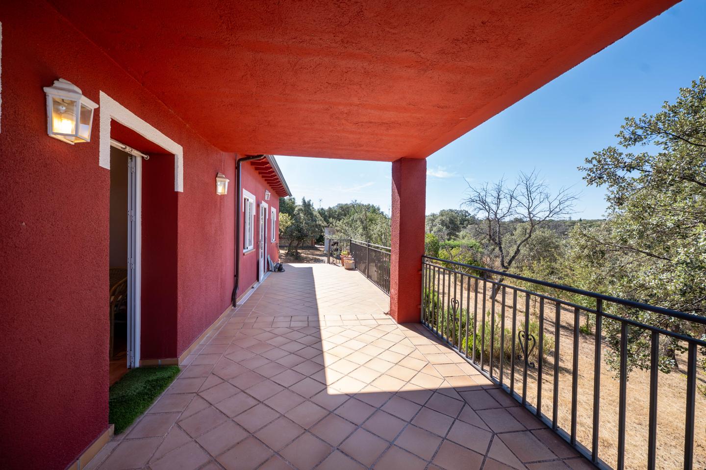 Chalet independiente con piscina, amplia parcela en la Dehesa de Pancorbo — ¡Paz, espacio y comodidad a solo una hora de Madrid!