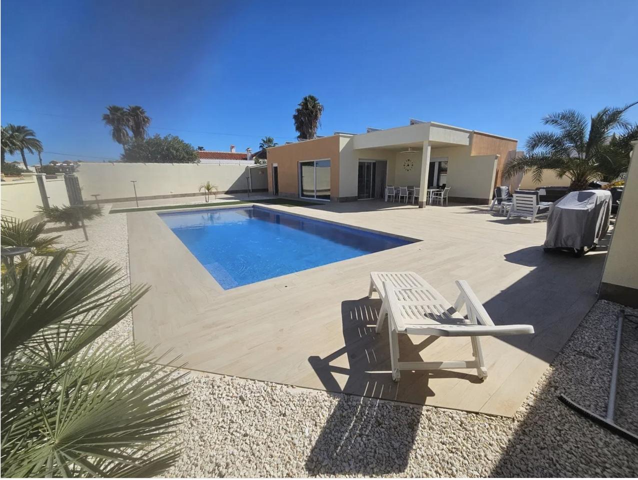 Villa in Torrevieja, Alicante of 195 m2