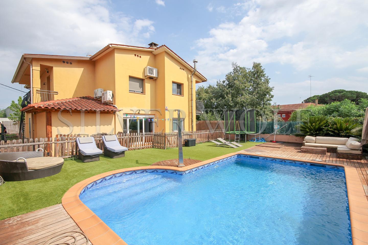 Villa in Carrer Santa Llúcia, Santa Eulalia de Ronçana, Barcelona of 323 m2