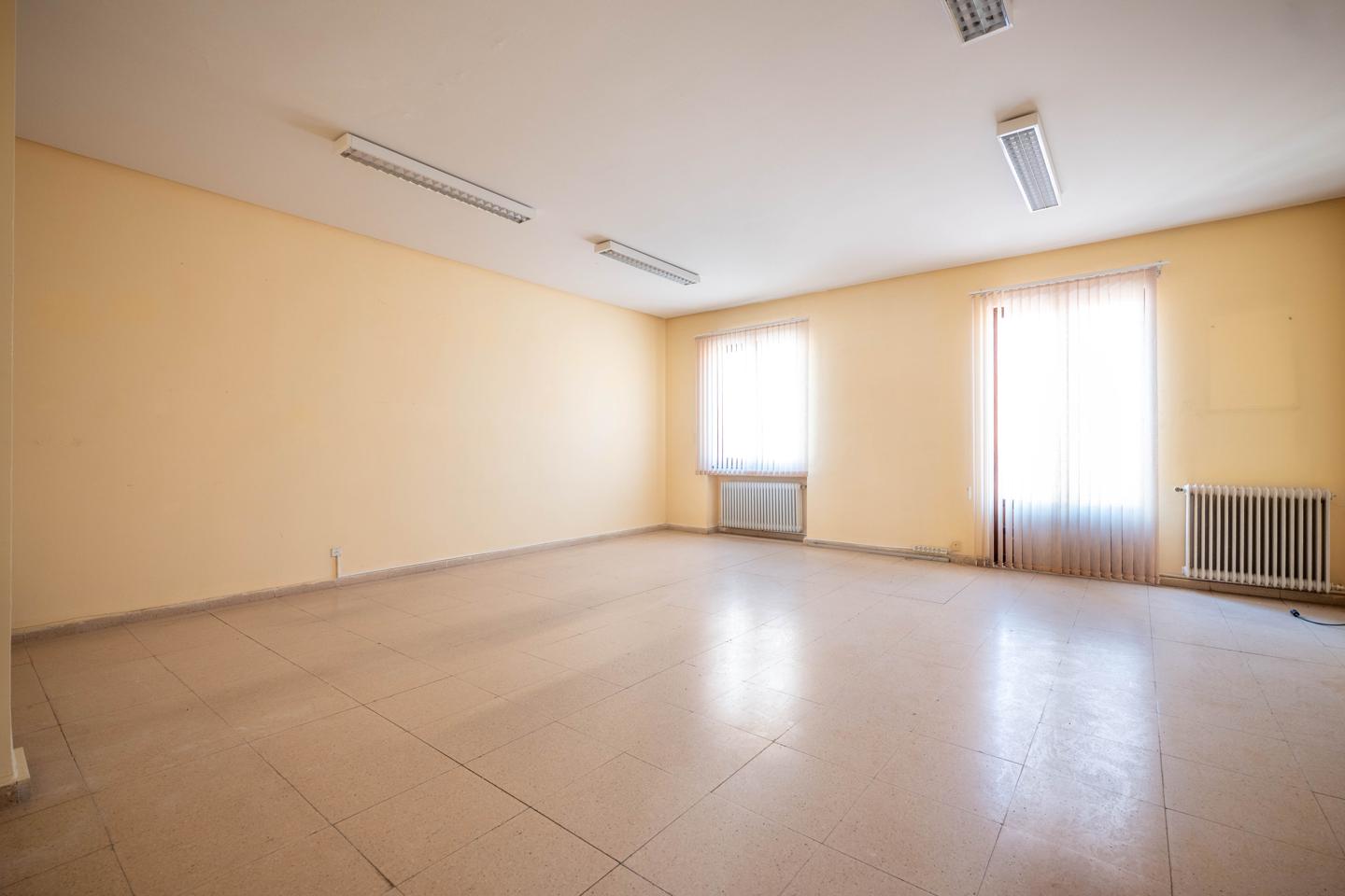 OFICINA de 17m2 con ASCENSOR y Balcón hacia Calle Estrada