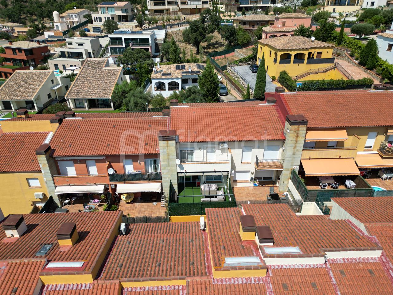 casas-adosadas en palau-saverdera · avinguda-mas-bohera-17495 370000€