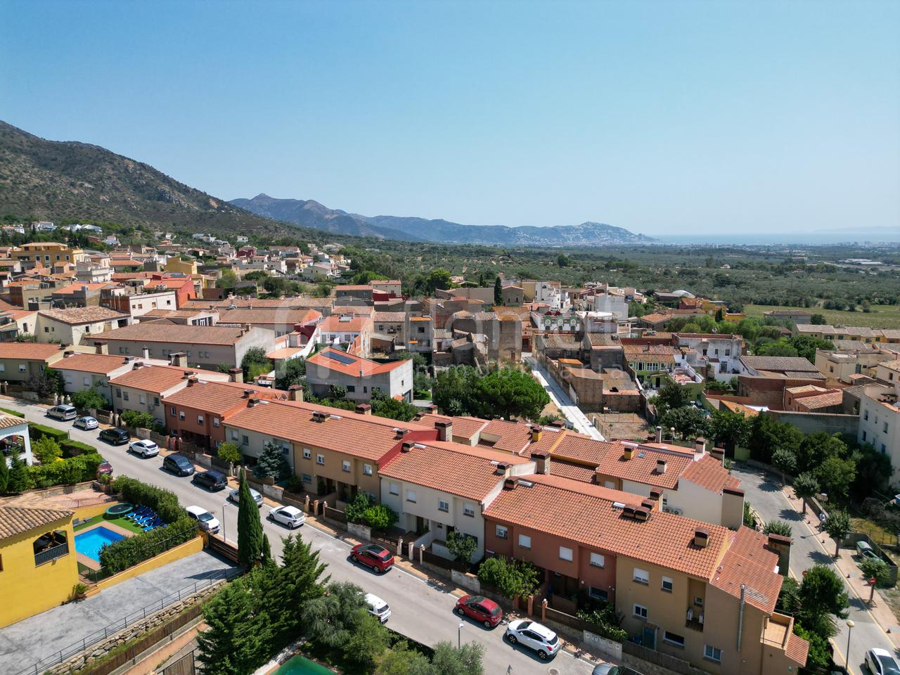 casas-adosadas en palau-saverdera · avinguda-mas-bohera-17495 370000€