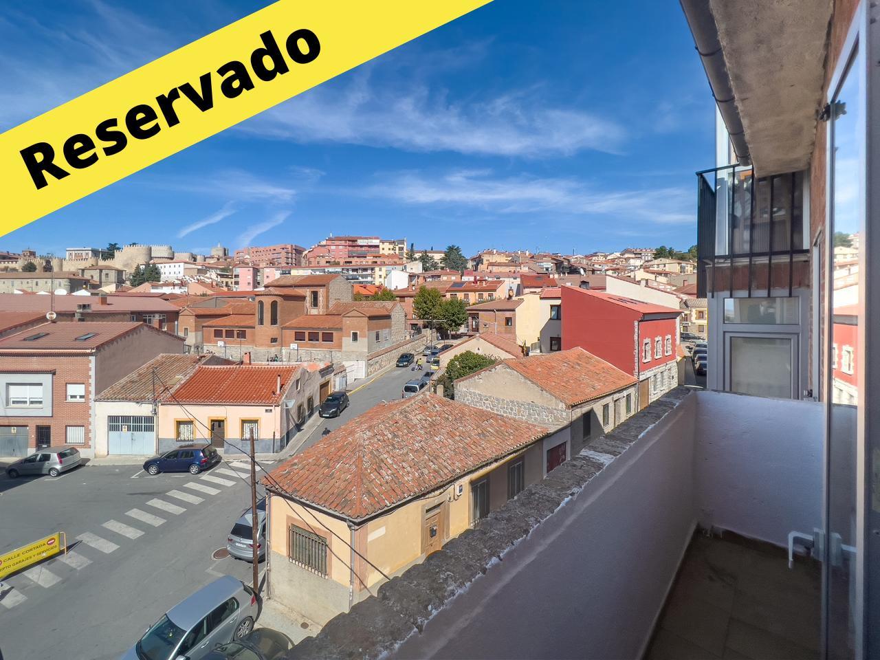En venta piso de tres dormitorios con terraza.
