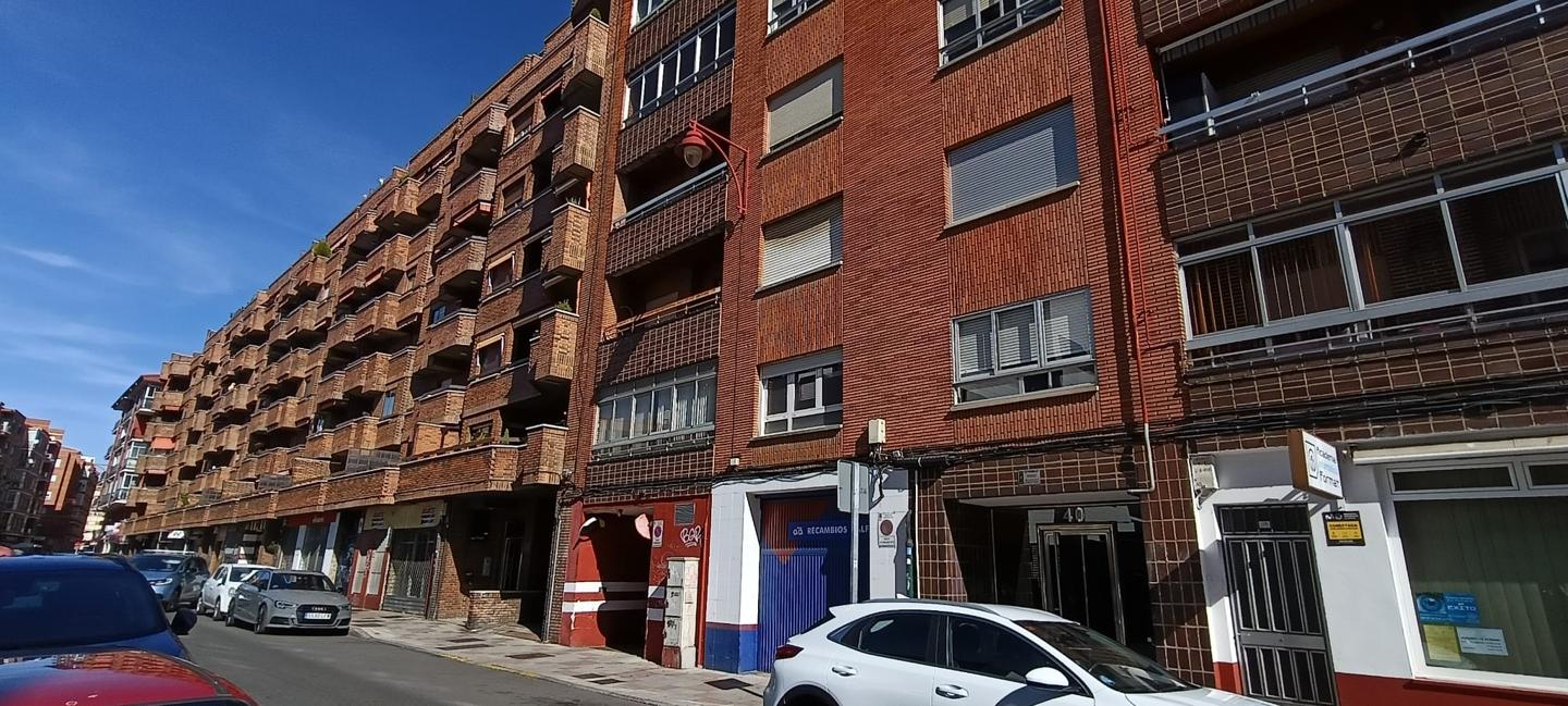 Piso en Calle Batalla de Clavijo, León, León de 105 m2