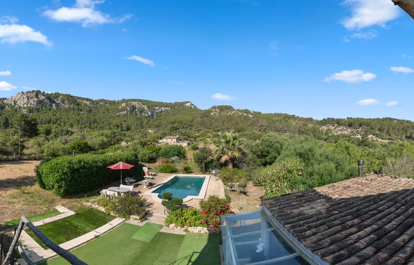 Finca mallorquina con vistas a las montañas y piscina en S’Arracó — S'Arracó