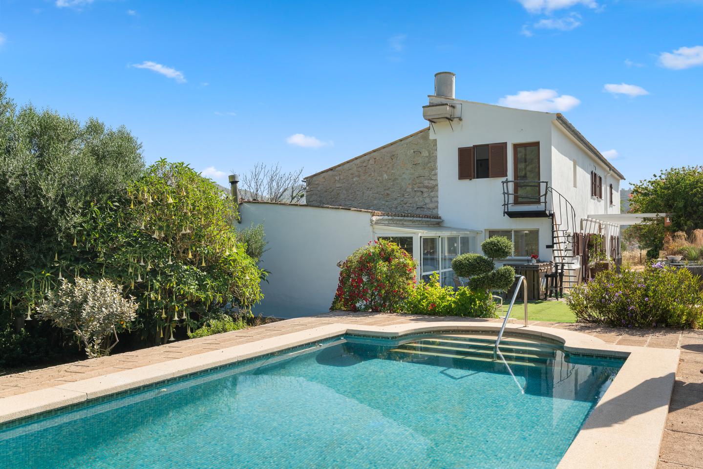 Finca mallorquina con vistas a las montañas y piscina en S’Arracó — S'Arracó — Foto 2