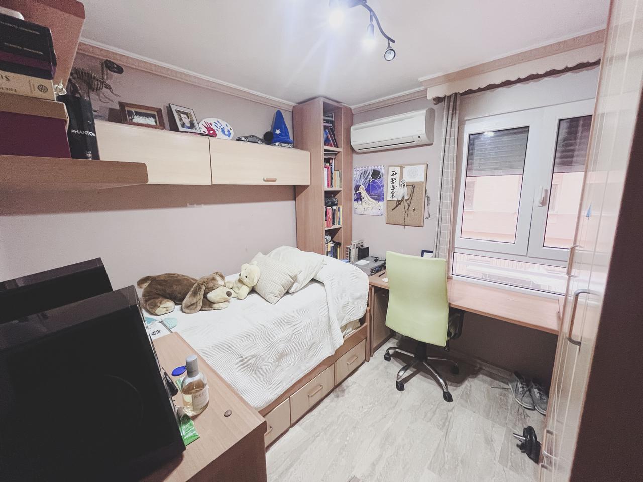 Piso de 4 dormitorios y 2 baños en Extramuros.