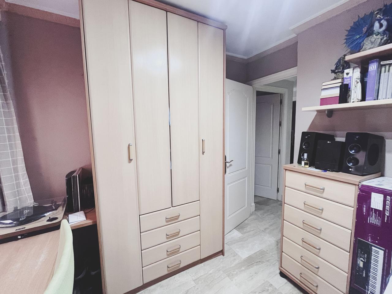 Piso de 4 dormitorios y 2 baños en Extramuros.