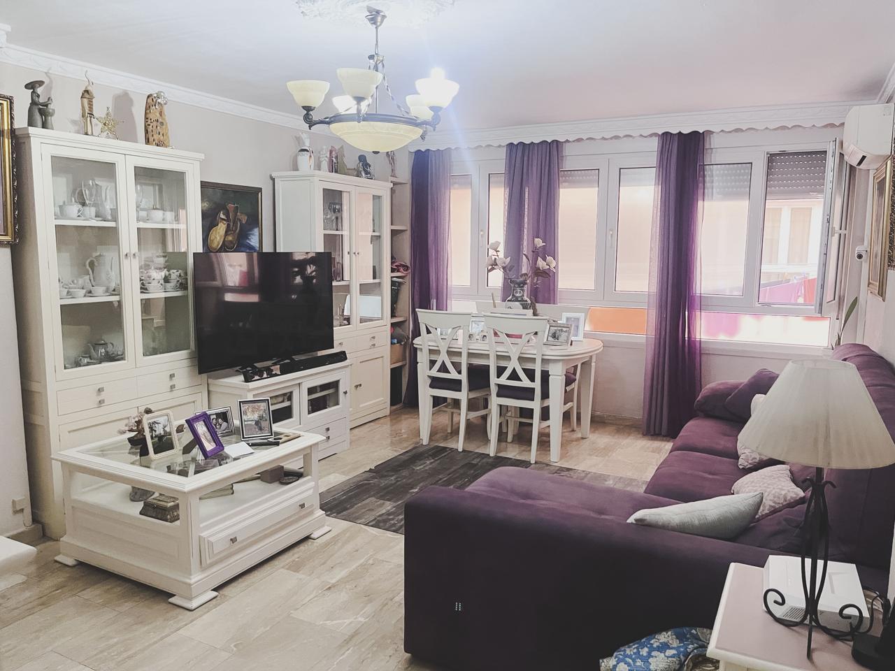 Piso de 4 dormitorios y 2 baños en Extramuros.