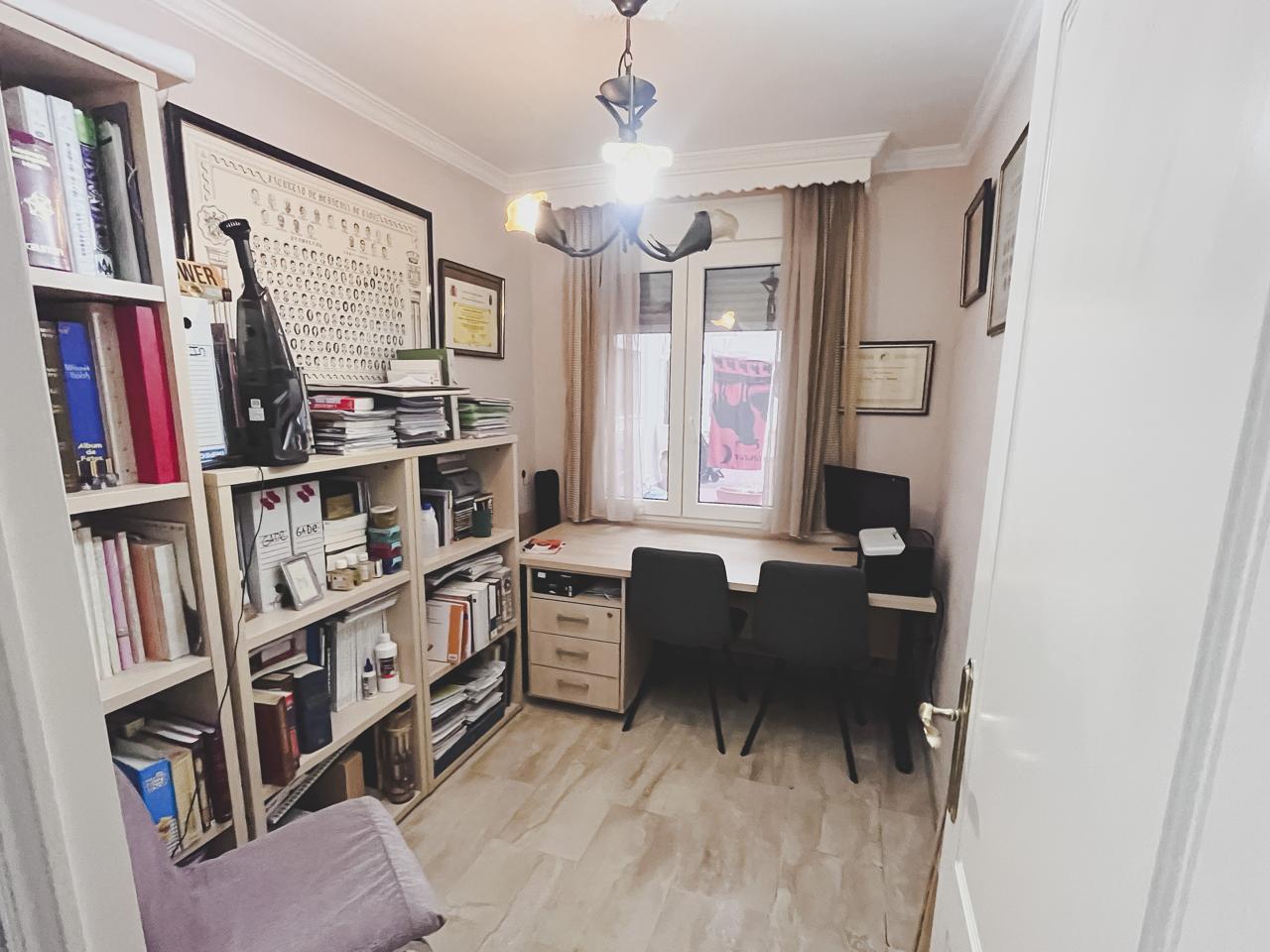 Piso de 4 dormitorios y 2 baños en Extramuros.