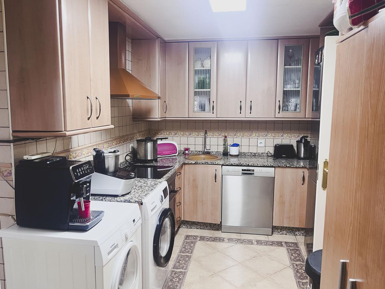 Piso de 4 dormitorios y 2 baños en Extramuros.