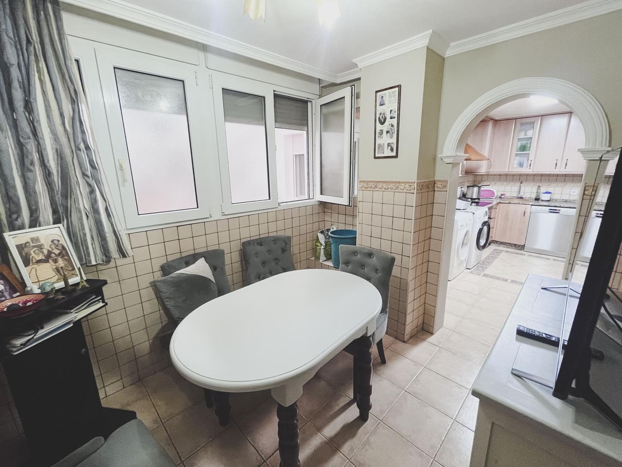 Piso de 4 dormitorios y 2 baños en Extramuros.