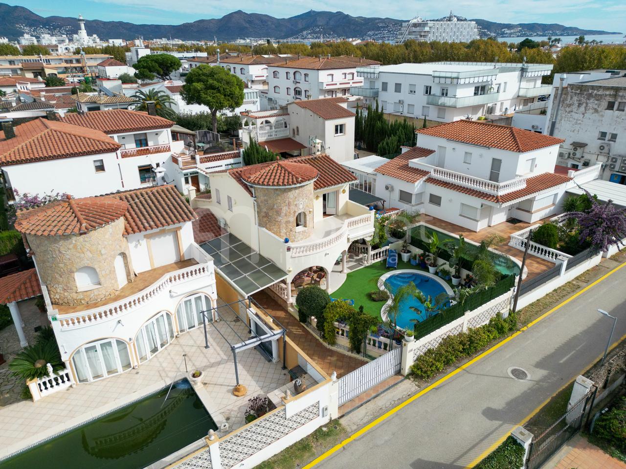 villas en empuriabrava · carrer-de-sant-mori-17487 525000€