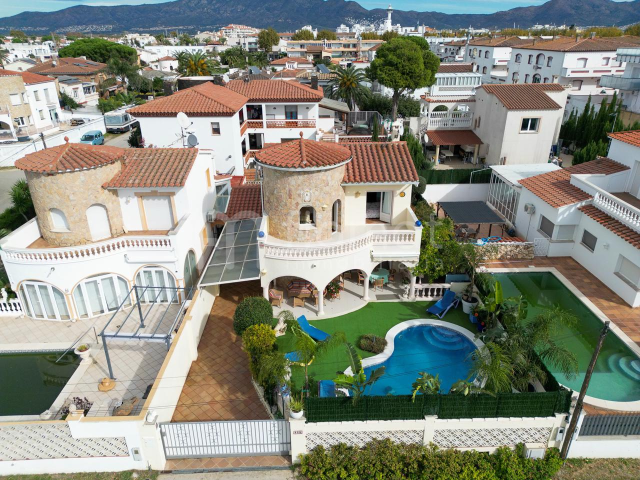 villas en empuriabrava · carrer-de-sant-mori-17487 525000€