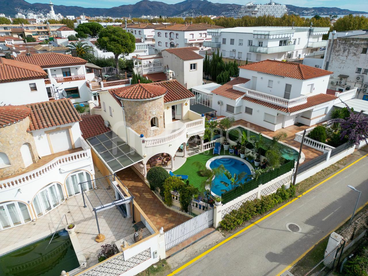 villas en empuriabrava · carrer-de-sant-mori-17487 525000€