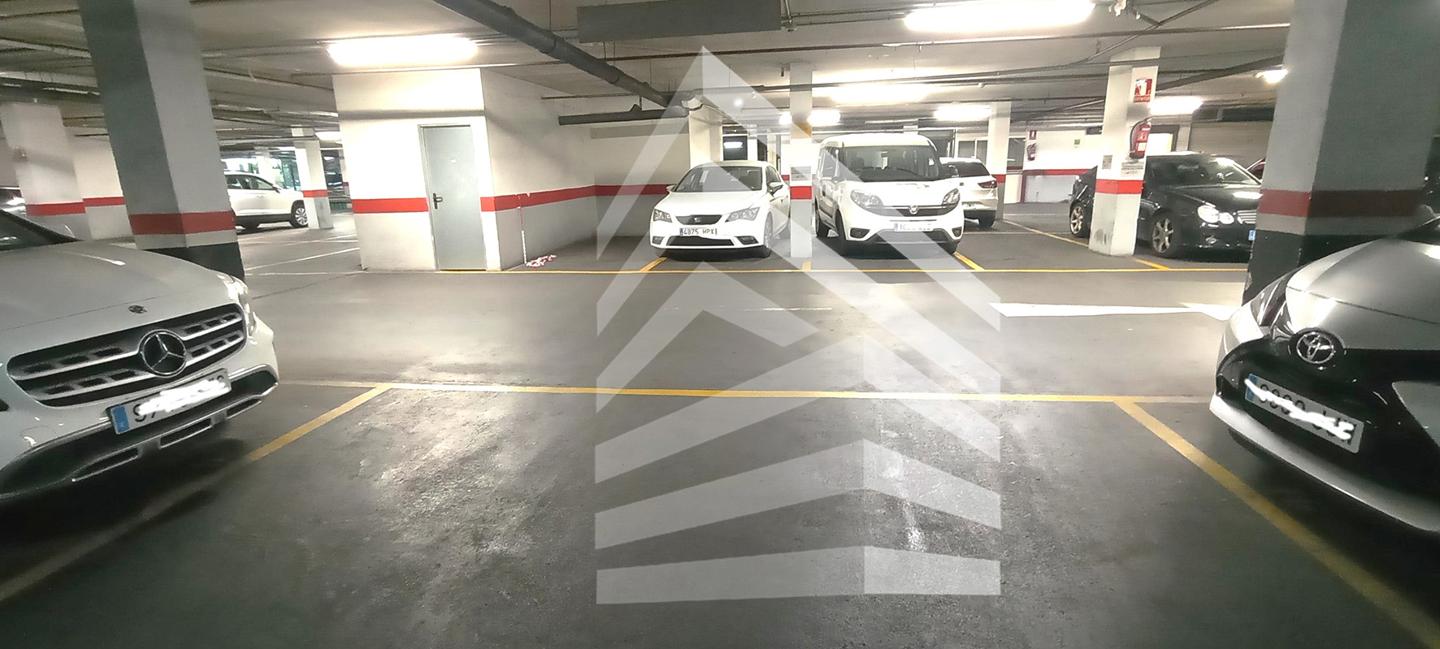 parking en barcelona · carrer-de-sant-pere-d'abanto-08014 13100€