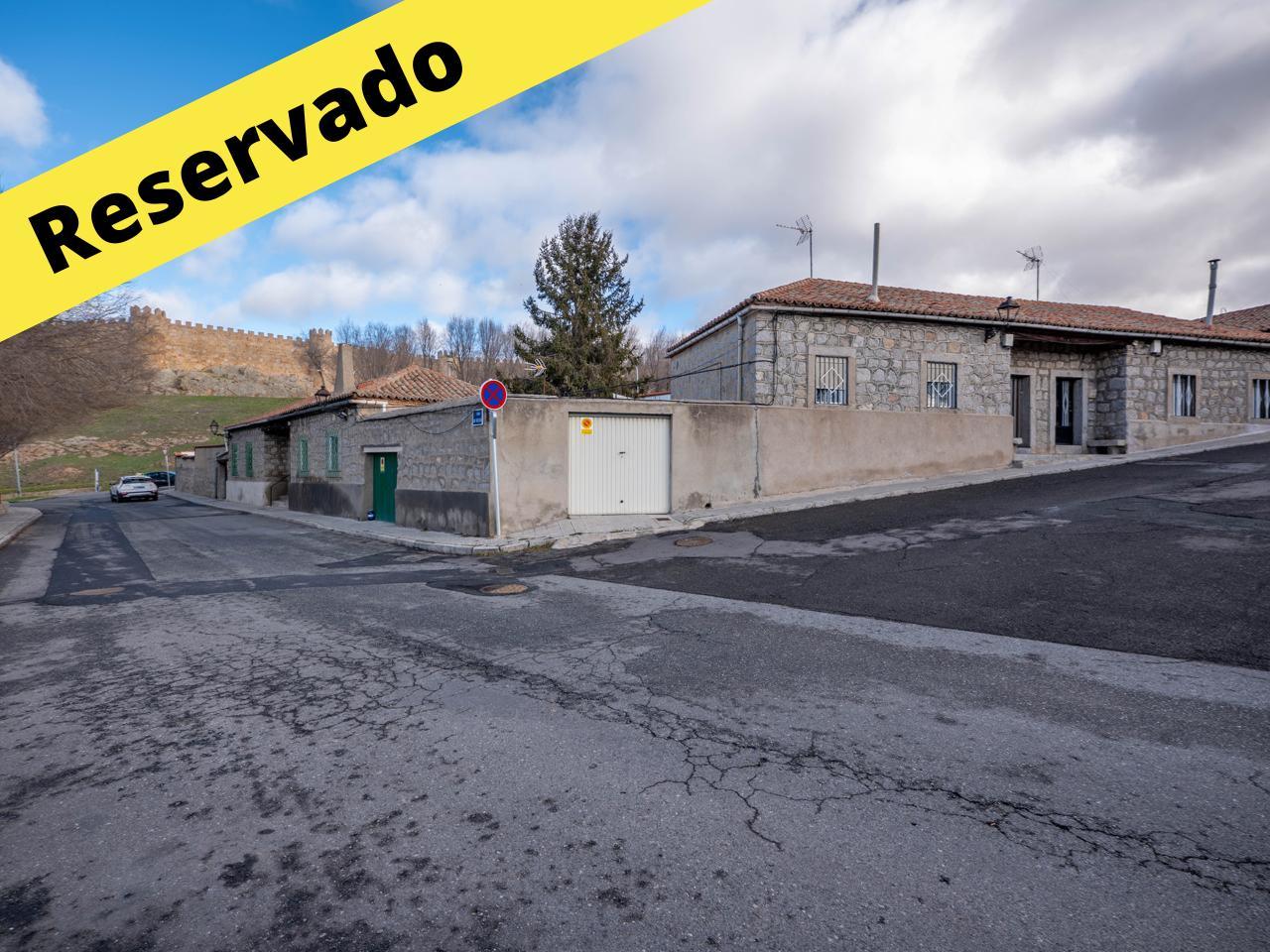 casa INDEPENDIENTE con patio y trastero JUNTO A LAS MURALLAS
