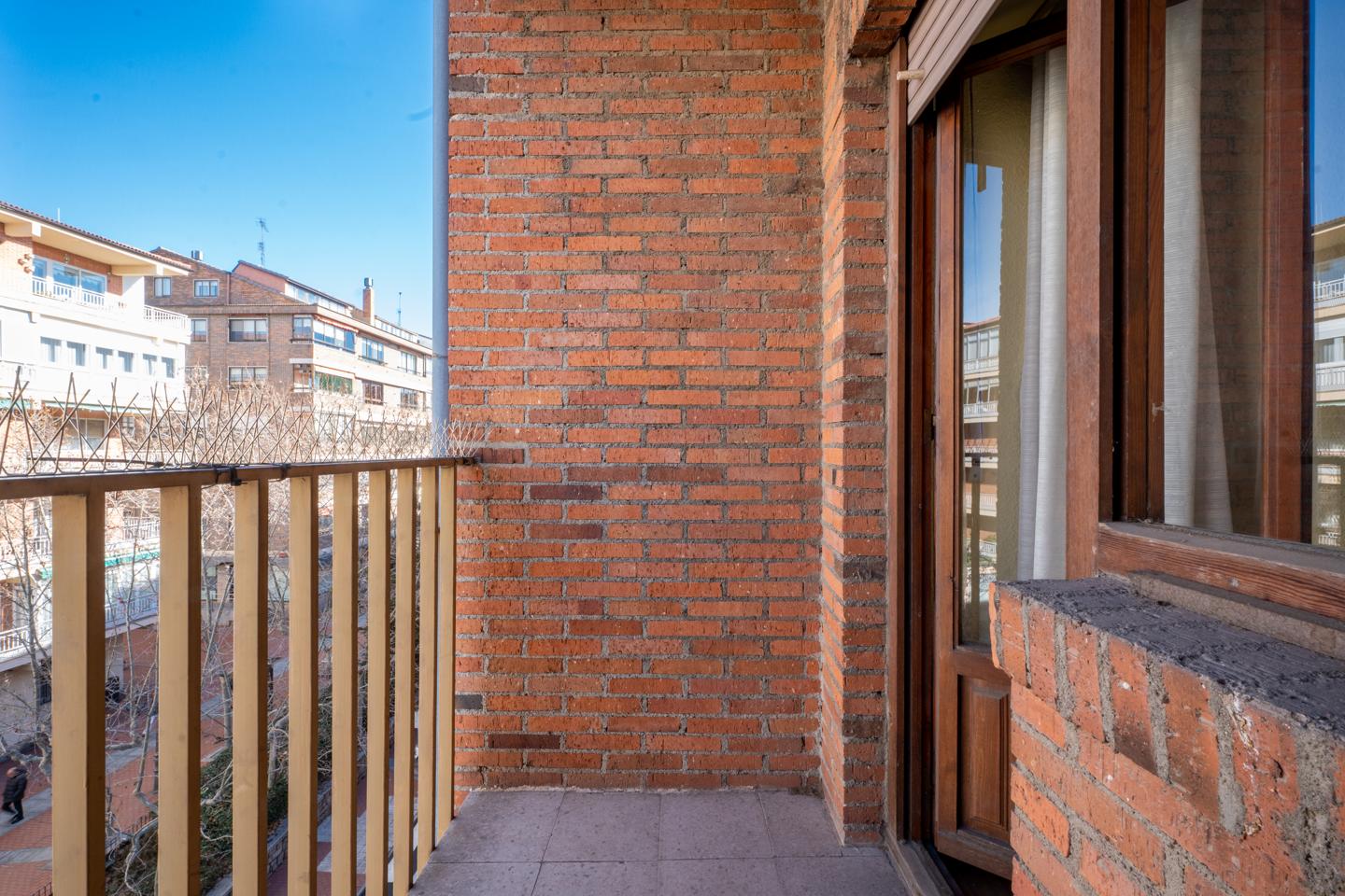 PISO SEÑORIAL EXTERIOR al PASEO SAN ROQUE con GARAJE y GRAN POTENCIAL