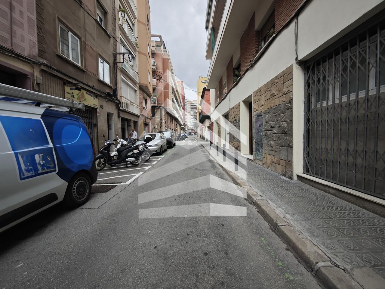 locales-comerciales en barcelona · carrer-d'alcolea-08014 €
