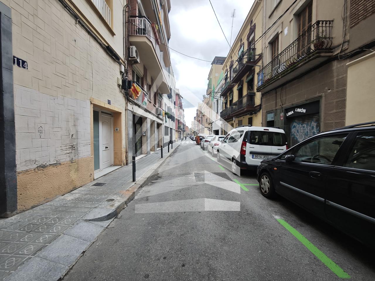 locales-comerciales en barcelona · carrer-d'alcolea-08014 €